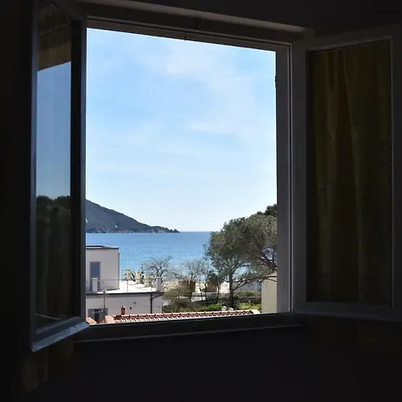 Rondine - Centrale A 100 Mt Dal Mare Marina di Campo